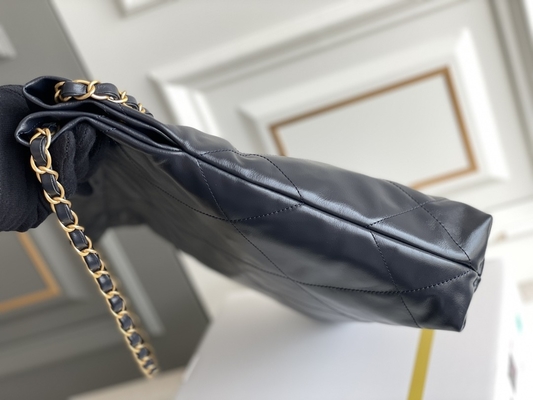 22S Granatowa torebka Chanel 22 „Trash Bag” Mała torebka ODM