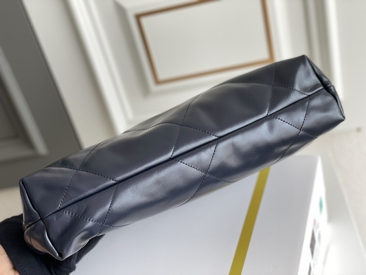 22S Granatowa torebka Chanel 22 „Trash Bag” Mała torebka ODM