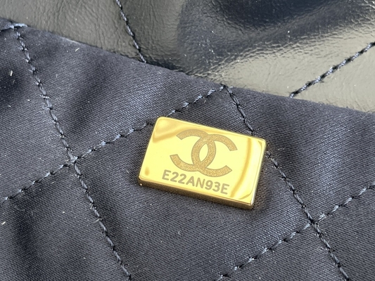 22S Granatowa torebka Chanel 22 „Trash Bag” Mała torebka ODM