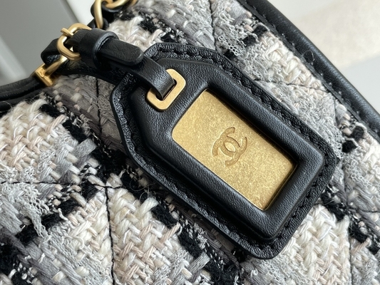 Klasyczna 2WAY Średnia torba listonoszka Chanel z klapką Czarna biała wełniana krata