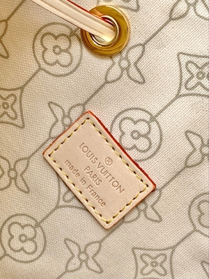 Biało-różowa płócienna torba kurierska Damier Azur LV z logo NéONoé MM Bucket Bag