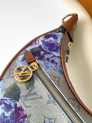 Mini torba na ramię pod pachami z logo Louis Vuitton Loop Hobo Bag 2022