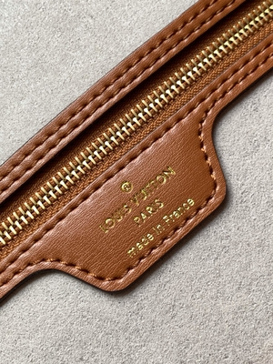 Kwiatowy wzór srebrny Louis Vuitton duży nigdy pełny M21352