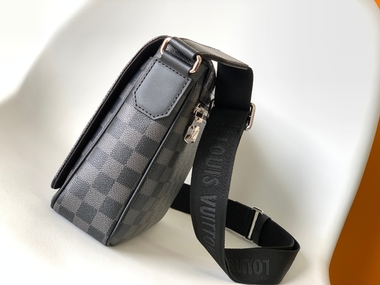 Markowa torba męska Louis Vuitton District PM Damier Messenger Bag grafitowa czerń
