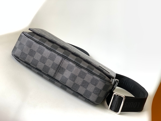 Markowa torba męska Louis Vuitton District PM Damier Messenger Bag grafitowa czerń