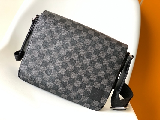 Markowa torba męska Louis Vuitton District PM Damier Messenger Bag grafitowa czerń