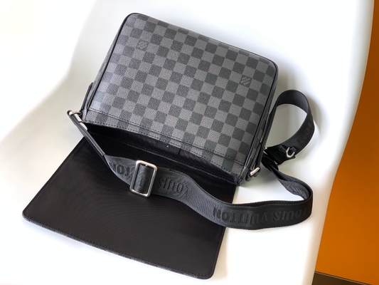 Markowa torba męska Louis Vuitton District PM Damier Messenger Bag grafitowa czerń