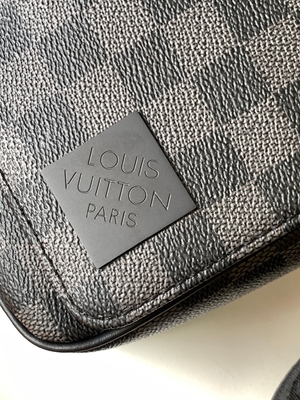 Markowa torba męska Louis Vuitton District PM Damier Messenger Bag grafitowa czerń
