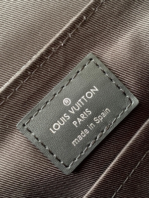 Markowa torba męska Louis Vuitton District PM Damier Messenger Bag grafitowa czerń