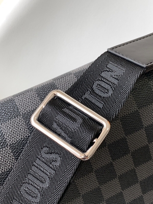 Markowa torba męska Louis Vuitton District PM Damier Messenger Bag grafitowa czerń