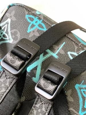 Wielokolorowy plecak marki Discovery Designer LV Graffiti Bag w kolorze zielonym