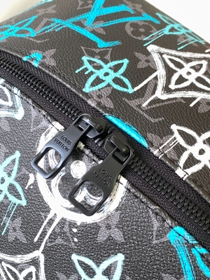 Wielokolorowy plecak marki Discovery Designer LV Graffiti Bag w kolorze zielonym