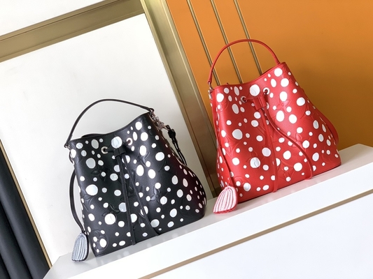 Damska biała czarna torebka NéOnoé MM Louis Vuitton Yayoi Kusama