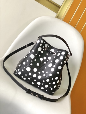 Damska biała czarna torebka NéOnoé MM Louis Vuitton Yayoi Kusama