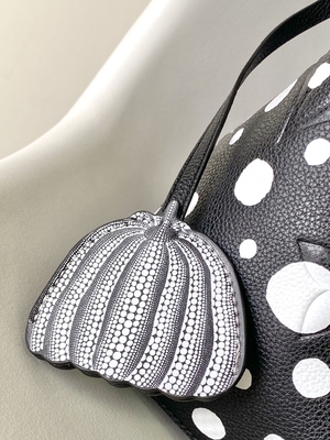 Damska biała czarna torebka NéOnoé MM Louis Vuitton Yayoi Kusama