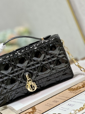 Markowe sprzęgło patentowe Lady Dior z małą perłową czarną klapką
