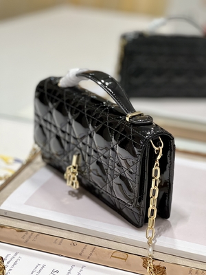 Markowe sprzęgło patentowe Lady Dior z małą perłową czarną klapką