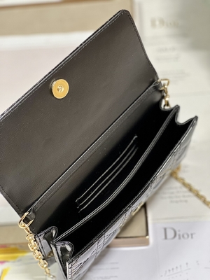 Markowe sprzęgło patentowe Lady Dior z małą perłową czarną klapką