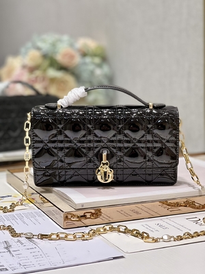 Markowe sprzęgło patentowe Lady Dior z małą perłową czarną klapką