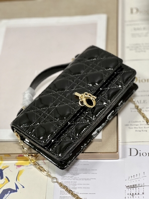 Markowe sprzęgło patentowe Lady Dior z małą perłową czarną klapką