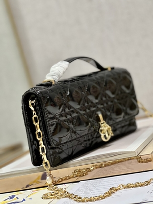 Markowe sprzęgło patentowe Lady Dior z małą perłową czarną klapką