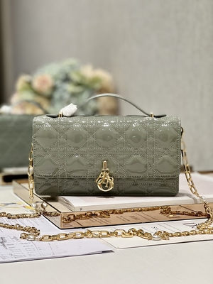 Markowe sprzęgło patentowe Lady Dior z małą perłową czarną klapką