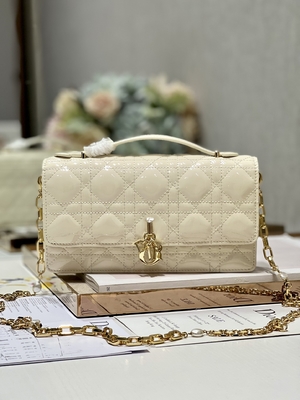 Markowe sprzęgło patentowe Lady Dior z małą perłową czarną klapką