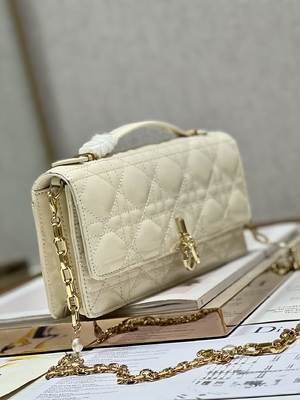 Markowe sprzęgło patentowe Lady Dior z małą perłową czarną klapką
