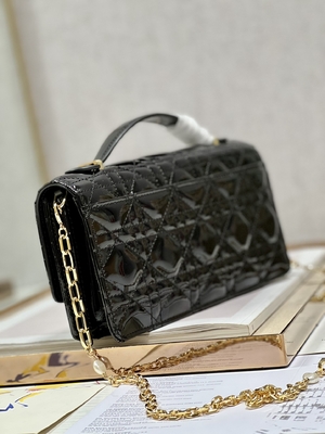 Markowe sprzęgło patentowe Lady Dior z małą perłową czarną klapką