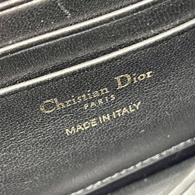 Markowe sprzęgło patentowe Lady Dior z małą perłową czarną klapką