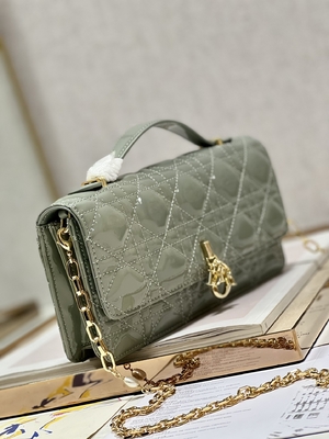Markowe sprzęgło patentowe Lady Dior z małą perłową czarną klapką