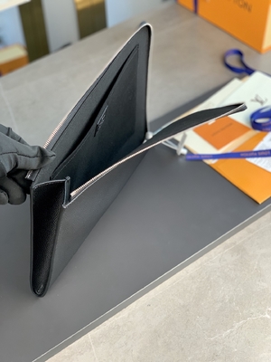 Projektant Louis Vuitton Pochette Jour GM Cuir Taurillon ze skóry w czarnych torebkach Noir