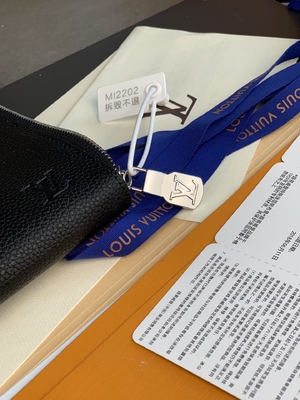 Projektant Louis Vuitton Pochette Jour GM Cuir Taurillon ze skóry w czarnych torebkach Noir