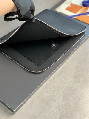 Projektant Louis Vuitton Pochette Jour GM Cuir Taurillon ze skóry w czarnych torebkach Noir