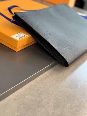Projektant Louis Vuitton Pochette Jour GM Cuir Taurillon ze skóry w czarnych torebkach Noir