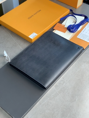 Projektant Louis Vuitton Pochette Jour GM Cuir Taurillon ze skóry w czarnych torebkach Noir