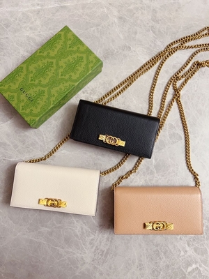 Jasnoróżowe skórzane mini designerskie portmonetki Gucci Python portfel na łańcuszku WOC z blokadą G