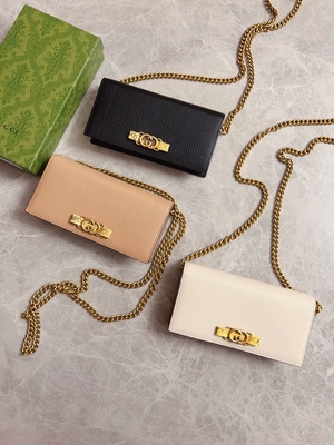 Jasnoróżowe skórzane mini designerskie portmonetki Gucci Python portfel na łańcuszku WOC z blokadą G