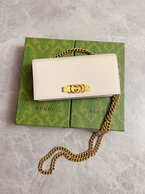 Jasnoróżowe skórzane mini designerskie portmonetki Gucci Python portfel na łańcuszku WOC z blokadą G