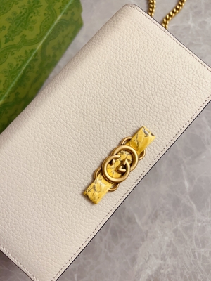 Jasnoróżowe skórzane mini designerskie portmonetki Gucci Python portfel na łańcuszku WOC z blokadą G