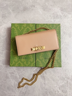 Jasnoróżowe skórzane mini designerskie portmonetki Gucci Python portfel na łańcuszku WOC z blokadą G