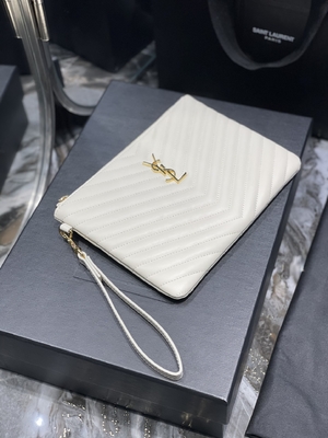 Pikowana skórzana kopertówka z monogramem YSL Pikowana skórzana kopertówka