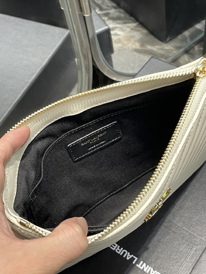 Pikowana skórzana kopertówka z monogramem YSL Pikowana skórzana kopertówka