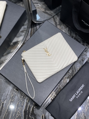 Pikowana skórzana kopertówka z monogramem YSL Pikowana skórzana kopertówka