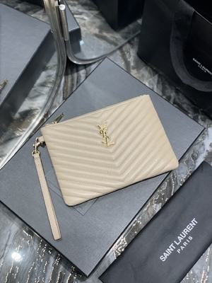 Pikowana skórzana kopertówka z monogramem YSL Pikowana skórzana kopertówka