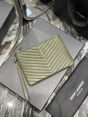 Pikowana skórzana kopertówka z monogramem YSL Pikowana skórzana kopertówka