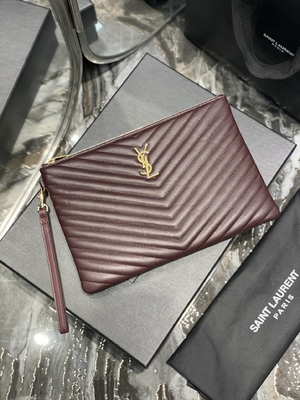 Pikowana skórzana kopertówka z monogramem YSL Pikowana skórzana kopertówka