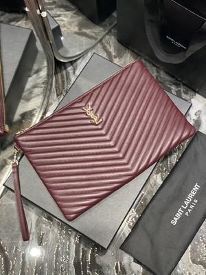 Pikowana skórzana kopertówka z monogramem YSL Pikowana skórzana kopertówka