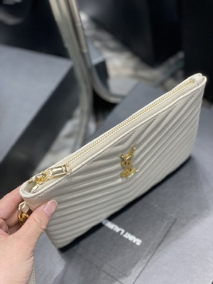 Pikowana skórzana kopertówka z monogramem YSL Pikowana skórzana kopertówka