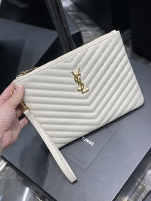 Pikowana skórzana kopertówka z monogramem YSL Pikowana skórzana kopertówka